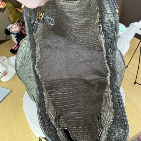 💥PRADA - Silver Metallic Vitello Daino Leather Shoulder Bag BN1346 - 136U894 - Picture 11 of 17